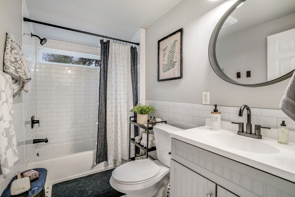 Lynnwood bathroom remodeler recommends plants in bathroom decor